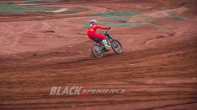 Taklukan Sirkuit Offroad dengan Sur-ron 