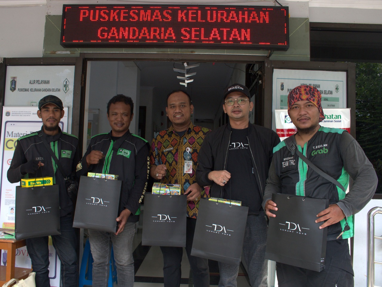 Tda Luxury Toys Bagikan 1000 Botol Handsanitizer Dan 500 Masker Ke 4 Titik Di Jakarta Blackxperience Com