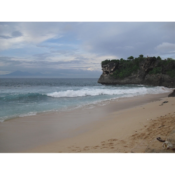 Mengintip Romantisme Pantai Balangan di Kuta Selatan