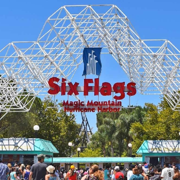 5 Theme Park dengan Jumlah Roller Coaster Terbanyak