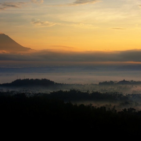 Sunrise Punthuk Setumbu Ketika Merbabu dan Borobudur Masih Berkabut