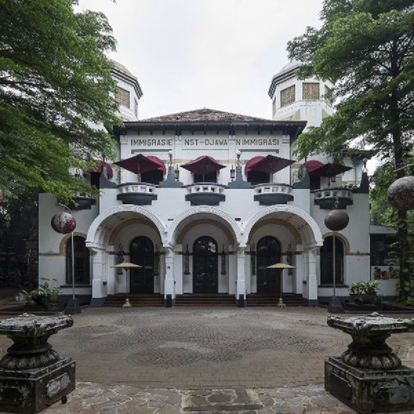 Tugu Kunstkring Paleis, Restoran Bergaya Bangsawan 