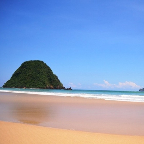 Pantai Pulau Merah, Spot yang Wajib Didatangi Para Peselancar