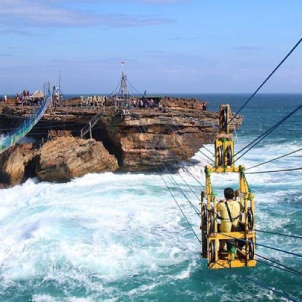 Memacu Adrenalin di Pantai Timang