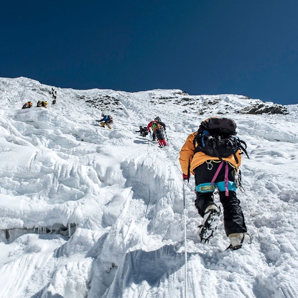 Cerita Perjuangan Sherpa Bawa Wi-Fi ke Everest 