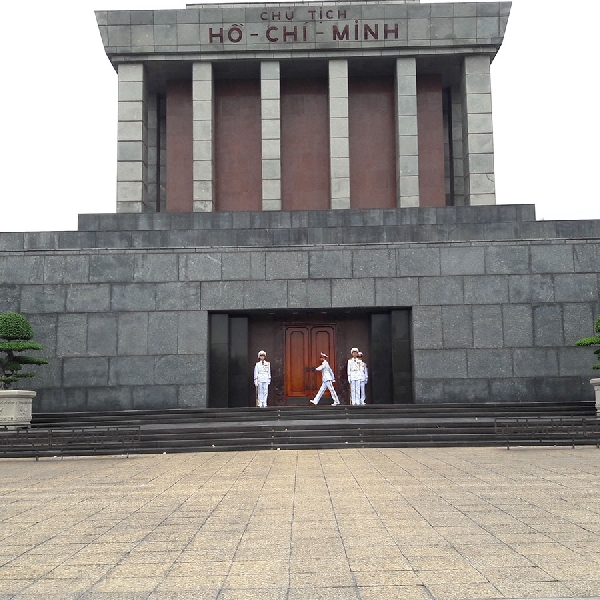 Jalan-jalan Pagi ke Mausoleum Ho Chi Minh yang Penuh Sejarah