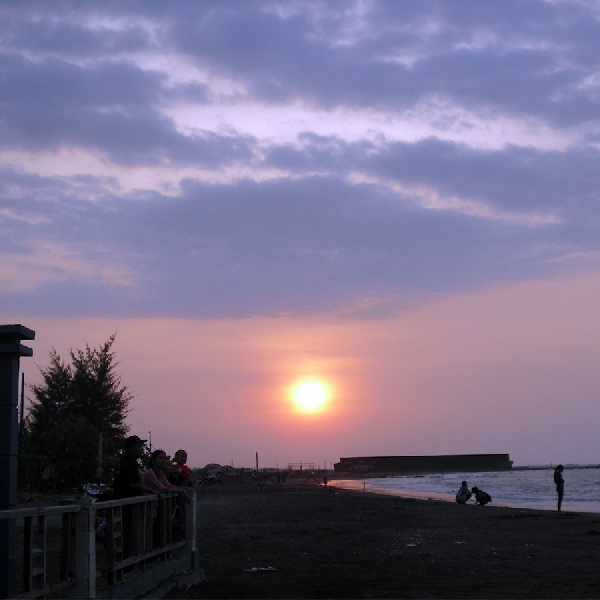 Mudik ke Tegal? Yuk, Berburu Sunset di Pantai Ini