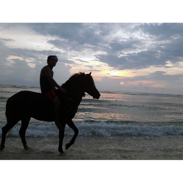 Syahdunya Berkuda di Pantai Gili Trawangan Saat Senja 