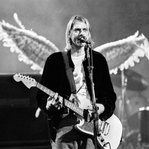 Gitar Peninggalan Kurt Cobain Dijual di Lelang Online