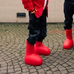 MSCHF Rilis Sepatu Astro Boy, Bentuknya besar dan Berwarna Merah