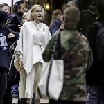 Intip Tampilan Baru Angelina Jolie di Film Anxious People