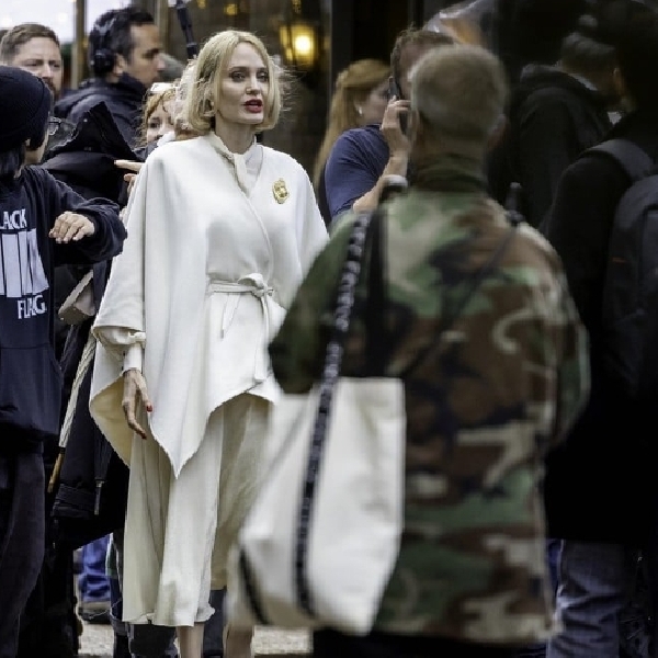 Intip Tampilan Baru Angelina Jolie di Film Anxious People