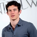 Callum Turner Jadi James Bond Selanjutnya? 
