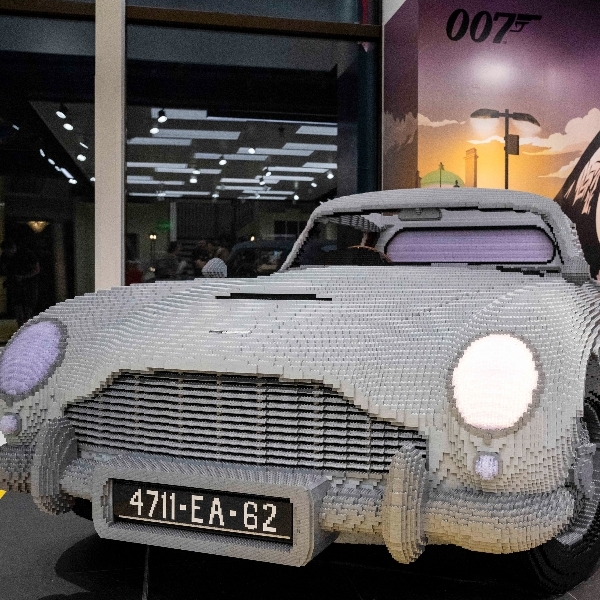 Gokil! Aston Martin DB5 James Bond Terbuat dari Lego