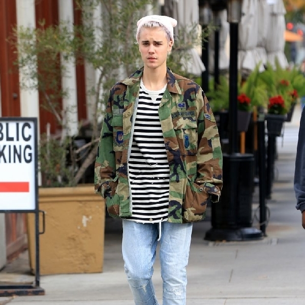 Bieber Tertangkap Kamera Gunakan Sneaker Slip-on Vans Classic