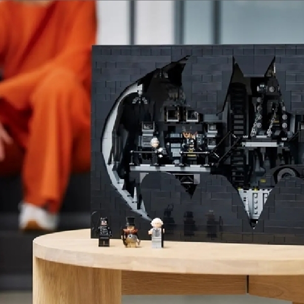 Lego Rilis Model Set Batcave dari Film Batman Returns