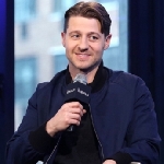 Dengan Gaya Kasual dan Santai Ben McKenzie Jawab Pertanyaan Media