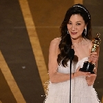 Michelle Yeoh Cetak Sejarah Baru, Artis Asia Pertama yang Raih Artis Terbaik di Oscar