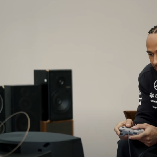 Lewis Hamilton Kesulitan Main Game Jadul PS1, Ini Yang Terjadi!