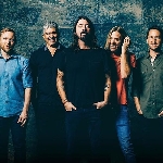 Foo Fighters Bantah Isu Bubar Lewat Cara Ini