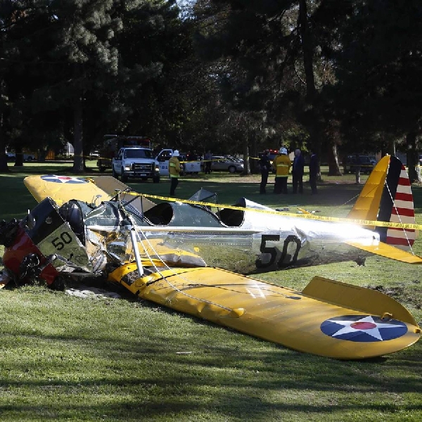 Salah Mendarat, Harrison Ford Hampir Tabrakan Di Udara