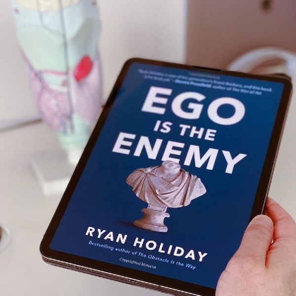 Taklukkan Diri Sendiri Lewat “Ego Is The Enemy” Karya Ryan Holiday