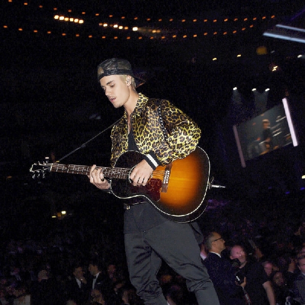 Bieber Tampil Perfect dengan Jaket Leopard-Print di Grammy Awards 2016