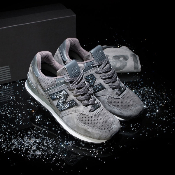 New Balance Hadirkan Sneakers Berbalut Kristal Swarovski