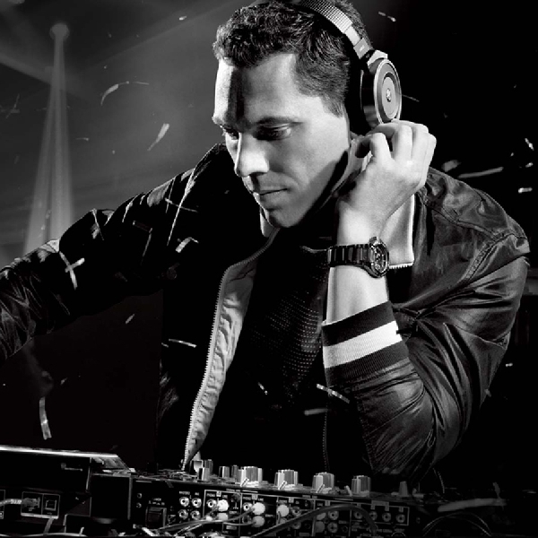 Tiesto Kembali Berkolaborasi dengan Jhon Legend dalam Single 'Summer Nights'