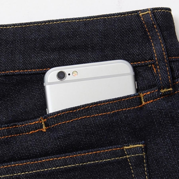 Celana Jeans Ini Dilengkapi Saku Khusus Untuk Simpan Smartphone