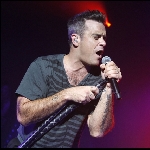 Robbie Williams Hibur Penggemarnya di London Pada Malam Tahun Baru