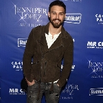 Jaket Biker Suede Bikin Tampilan Ryan Guzman Makin Trendi