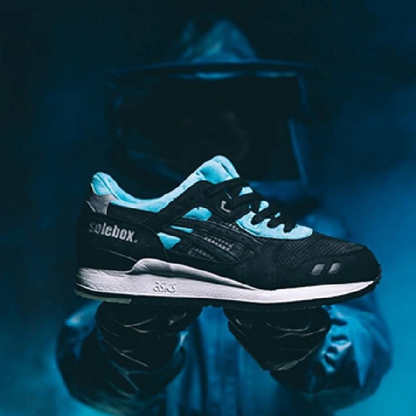 The Blue Carpenter Bee: Sneaker Kolaborasi Solebox dan ASICS