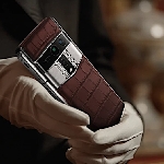 Vertu Agent Q Berlapis Emas dan Material Kulit Buaya Eksklusif