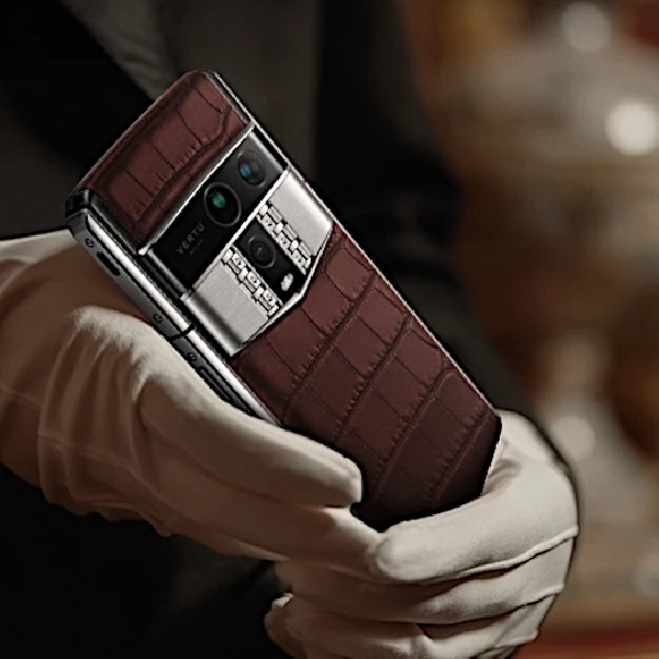 Vertu Agent Q Berlapis Emas dan Material Kulit Buaya Eksklusif