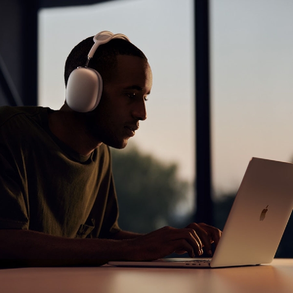 Apple Akan Gunakan Kaca Pada Earcup Headphones AirPods Max