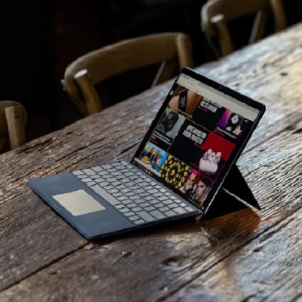 Fitur ‘Eye Contact’ Microsoft Segera Meluncur ke Surface Pro X