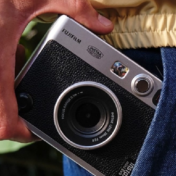 Fujifilm Meluncurkan Kamera Unik yang Juga Bisa Digunakan Sebagai Printer Foto