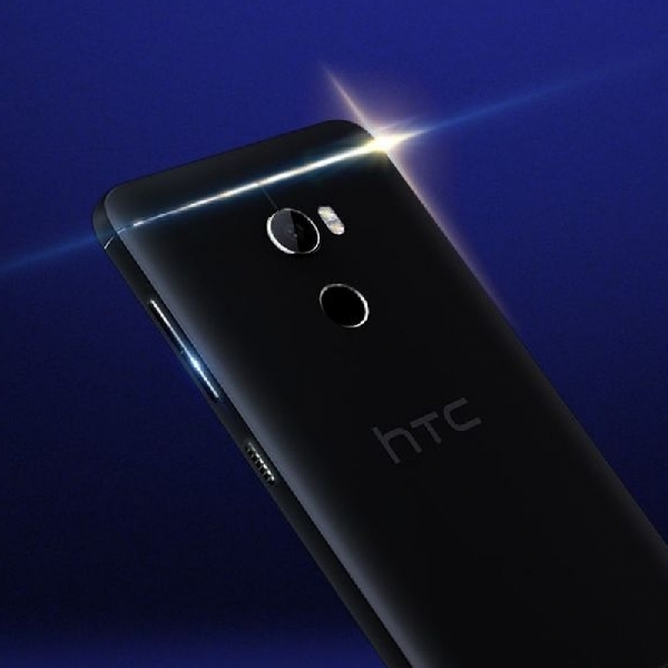 Diam-Diam, HTC Kenalkan Phablet One X10