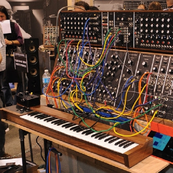 Trueno USB Stick Merubah Analog Synthesizers Bekerja Secara Digital