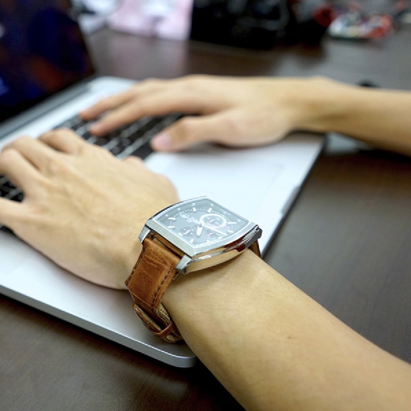 Strap Ini Ubah Jam Analog Jadi Smartwatch