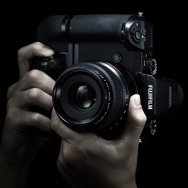 Tahan Air, Ini Mirrorless Medium Format Perdana Fujifilm