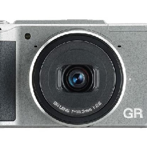 リコー、創立80周年を記念して「GR II Silver Edition」を3200台限定