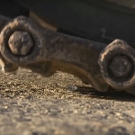 Standarisasi Militer LG V10 Tantang Lindasan Tank