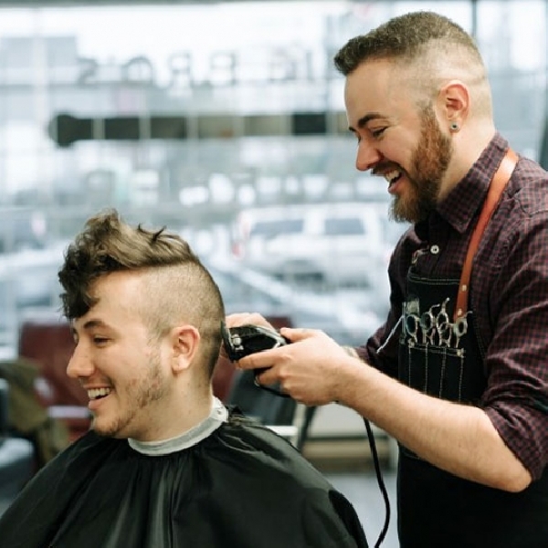 5 Cara Mempertahankan Style Rambut, Ga Perlu Sering-Sering Ke Barbershop Lagi