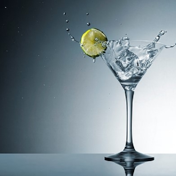 Tips dan Trik Memotret Splash Martini dengan Bantuan Speedlight ala Dustin Dolby