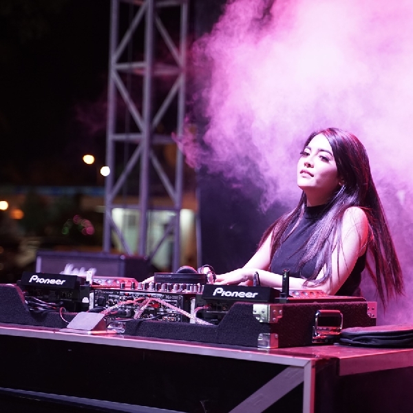 DJ Tiara Dewy, Dancers Serta Line Band Hibur Pengunjung BlackAuto Battle Manado