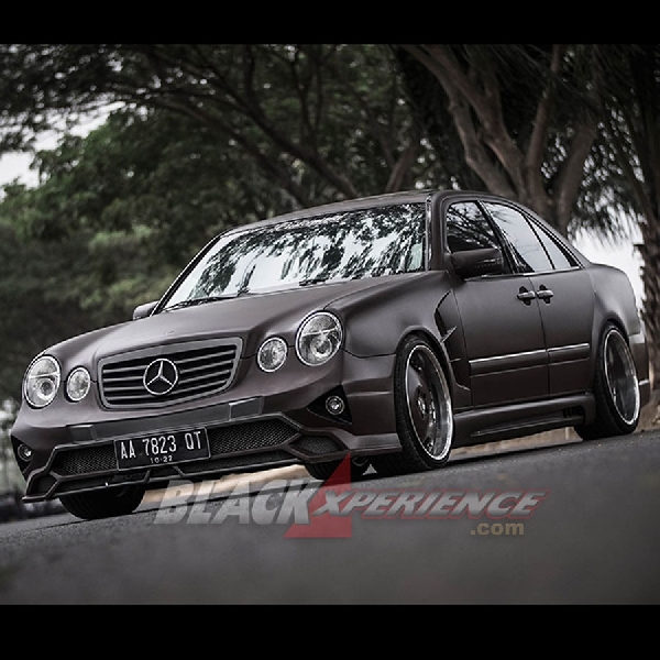 Modifikasi Mercedes E230, Modifikasi Extreme Body Kit dan Static Stance