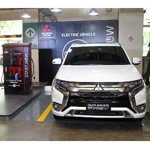 Ngecharge Mobil Listrik Mitsubishi Cukup 25 Menit Saja Di Mall Plaza Senayan