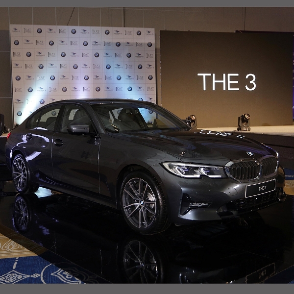 BMW 320i Sport Terbaru Sekarang Bisa Parkir Sendiri